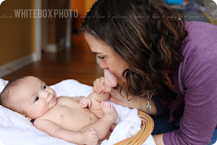 oliver_29_greensboro_newborn_photographer.jpg